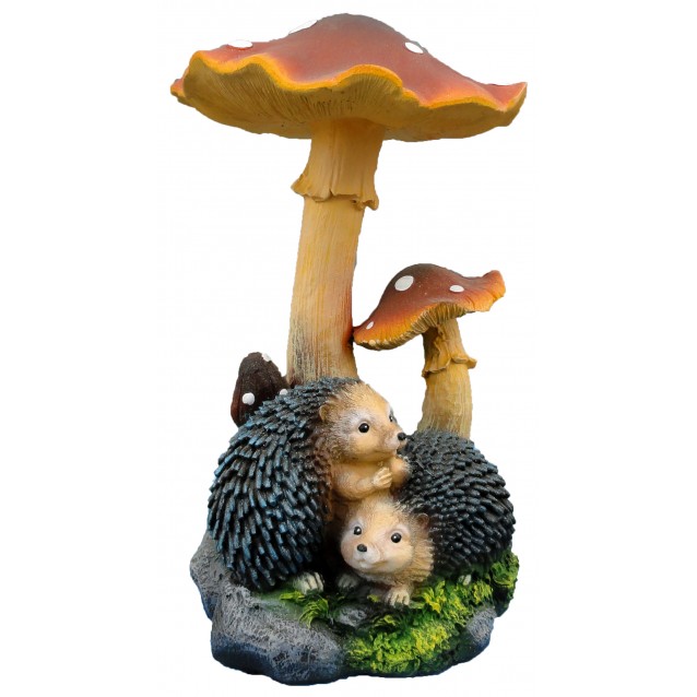 Скульптура «Ежи под грибом» с раскрытой шляпкой